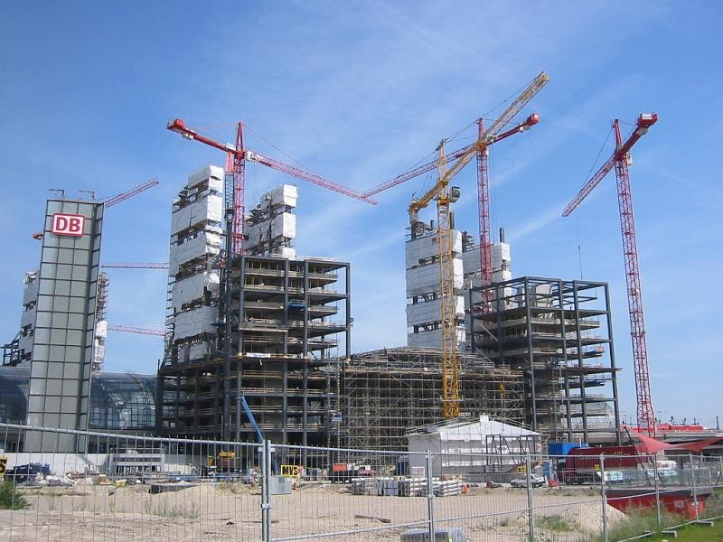 Der zuk�nftige Hauptbahnhof von Berlin am 13.07.2005. Etwa in der Bildmitte, zwischen den T�rmen der  B�gelbauten , kann man die im Entstehen befindliche Halle erkennen, die die bereits fertige Halle der in Ost-West-Richtung verlaufenden Stadtbahn kreuzen wird. Ich bin sehr gespannt darauf, wie der Bahnhof wirken wird, wenn er wie geplant n�chstes Jahr fertig sein wird.