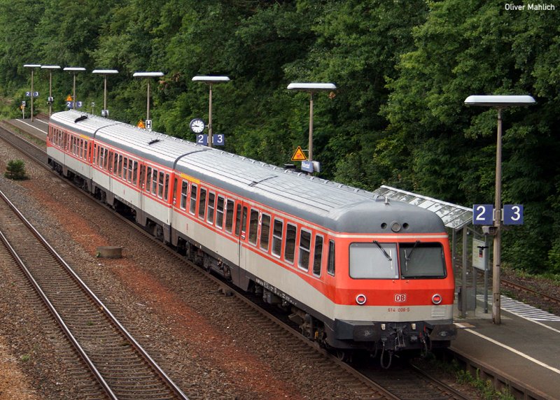 Der zuknftige Nrnberger Museumstriebwagen 614 005/006 am 30. Juni 2007 beim Halt in Rckersdorf. Leider ist das Fahrzeug seit einigen Wochen ja bekanntlich, einseitig, vollkommen mit Graffitti verschandelt worden... :-(