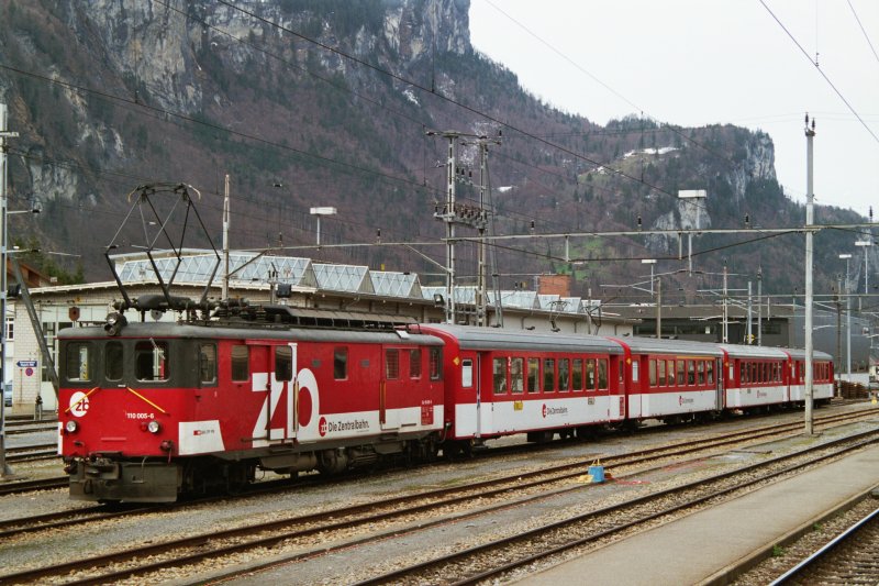 Der zum De 4/4 110 005-8 degradierte Gepcktriebwagen (Frher Deh 4/6!) mit einer Regio-Komposition im Winter 2005 in Meiringen.Heute haben die  Spatzen  dessen Aufgabe bernommen.