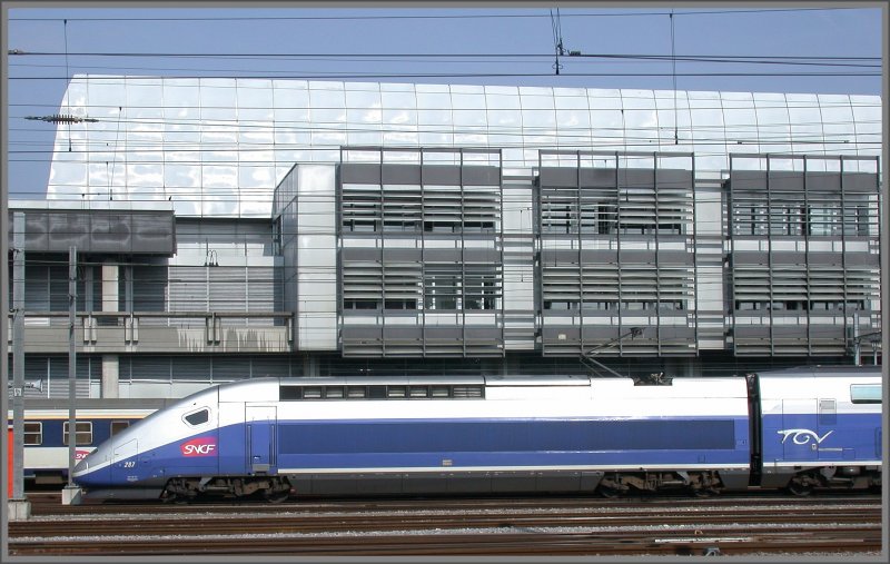 Der zweistckige TGV Duplex 287 steht vor einem Gebude der Post in Genve und wird um 10.00Uhr als TGV 6568 nach Paris Gare de Lyon abfahren. (05.06.2007)