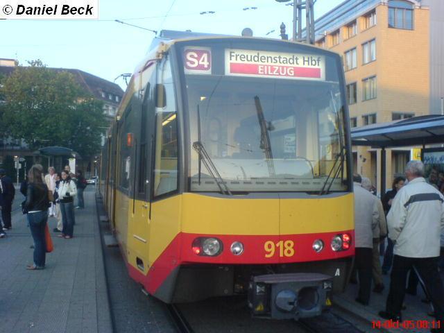Der Zweisystemwagen 918 am Karlsruher Hauptbahnhof. Dieses Foto entstand am 14. Oktober 2005.