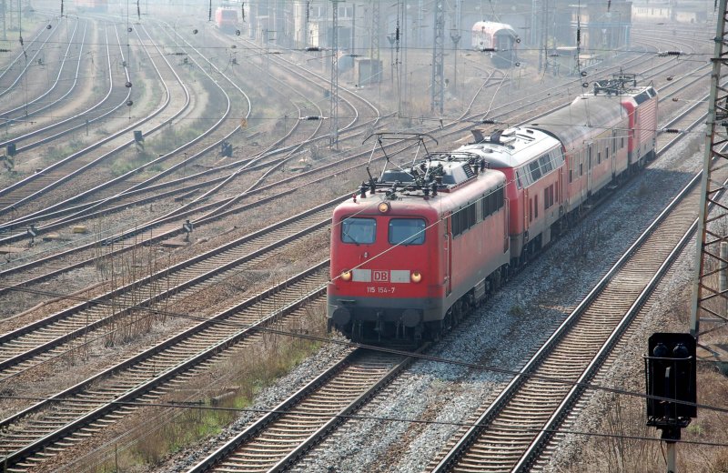 Der zweite PbZ bestand am 07.04.09 aus der Zuglok 115 154, einer BR 218, einem Nahverkehrswagen und einer BR 143. Fotografiert am Rbf Halle(S).