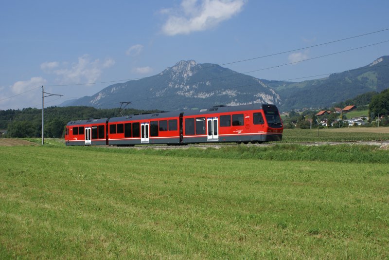 Der Zweite STAR, der am 18.8.09 auf der Strecke Solothurn-Langenthal unterwegs war, war der Be 4/8 111, hier kurz vor Attiswil.