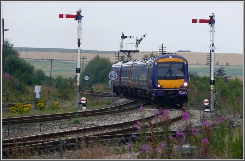 Der zweite Zug aus Inverness erreicht um 07.50 Uhr den Bahnhof Inverurie und fhrt nach einer Kreuzung mit dem Gegenzug weiter nach Aberdeen. Er setzt sich aus dem dreiteiligen 170149 und dem zweiteiligen 158726 zusammen. Um dem Verkehrschaos in Aberdeen zu entgehen kommen viele Pendler mit dem Auto nach Inverurie und fllen den grossen P+R Platz innert Minuten. (05.08.2008)