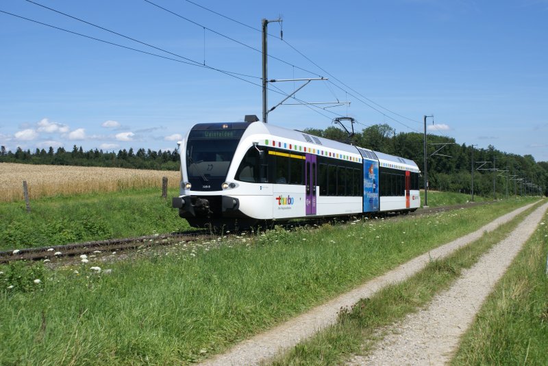 Der Zweite Zug, der in dieser Stunde vorbeikam, war der RABe 526 729-4. Siegershausen, 26.7.09.