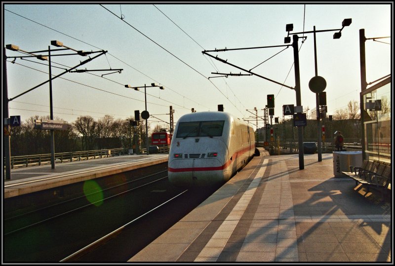 Der zweite Zugteil des ICE 544/554 nach Kln/Bonn Flughafen und Trier Hbf. Links im Bild rollt eine 112 mit ihrem Regionalexpress ein.