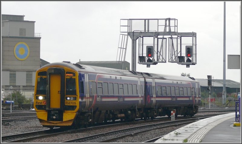 Der zweiteilige 158 705 von First ScotRail erreicht Inverness. (06.08.2008)