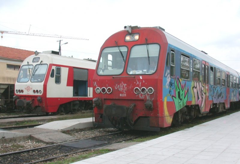 Der zweiteilige MAN Triebzug 6521/5521 fhrt als IC23 in wenigen Augenblicken weiter nach Patras und Korinth. Daneben steht der dreiteilige MAN Triebzug 1507/6507. Pirgos 30.10.2006