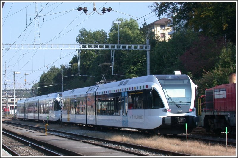Der zweiteilige RABe 526 736-4 und sein dreiteiliges Pendant von Thurbo in Rorschach. (24.09.2007)