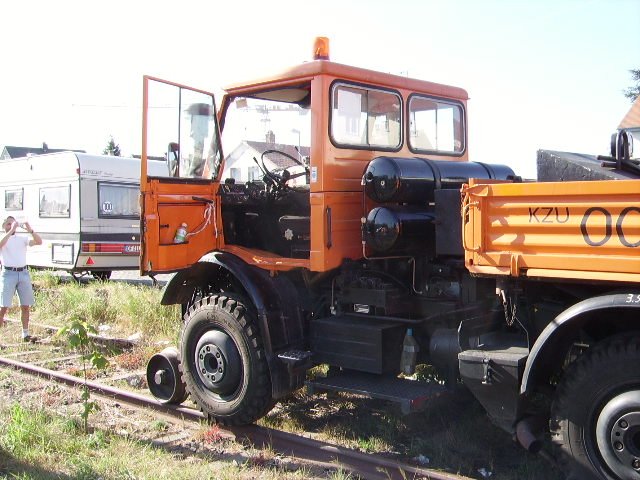 Der Zweiwege Unimog der Fraport beim ankuppeln des Bahnpostwagens.(Tipp-bei Bahnpostwagen sind noch mehr Bilder).  