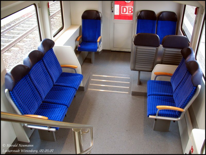 Der Zwischenstock am 2. Wagenende des 780.0 Hanse-Express prsentiert sich ebenfalls mit vollwertigen Sitzen.