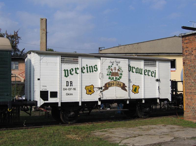Derartige Brauereiwagen kennt man wohl nur von der Modelleisenbahn:  Vereinsbrauerei Apolda seit 1887 , ein ehemaliger Feuerlschwagen, der zum Biertransportwagen umgebaut wurde - Freigelnde am ehemaligen Bw Weimar, 09.10.2005
