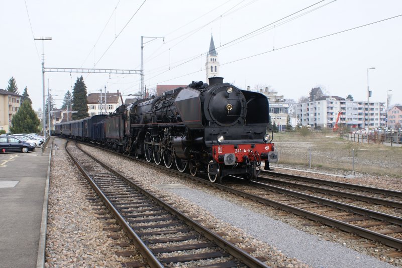 Derselbe Zug an der selben Stelle, aber aus einer etwas anderen Perspektive. 241.A.64 fhrt am 4.4.09 in Romanshorn ein.