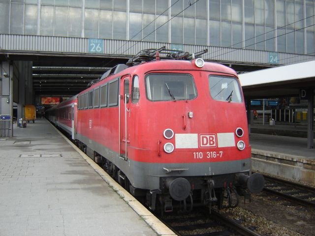 Derzeit sind die Bayern-Bhmen-Express von Mnchen nach Praha hl. n.   
dermaen ''gigantisch'' ausgelastet,dass fr 110 316 und ihren RE455 
sogar noch ein Bduu beigestellt werden musste,um den Fahrgastansturm zu bewhltigen.Der Fotograf selbst konnte nur noch im Bduu in letzter Minute ''Zuflucht'' finden:-)(Mnchen Hbf.,5.8.06)