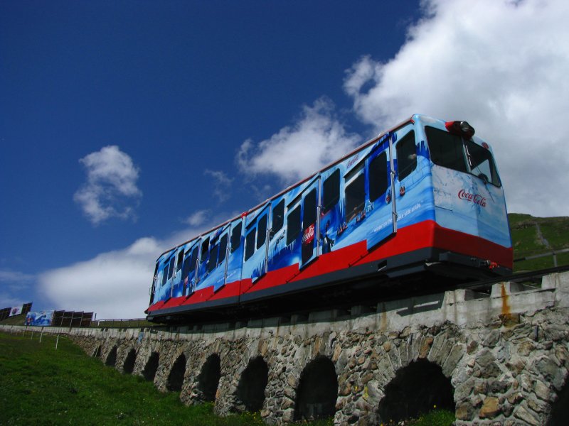 Design ist ja immer Geschmacksache. Ganz so schlecht sehen die Werbeseilbahnwagen der Parsennbahn aber gar nicht aus. (13.Juli 2009)