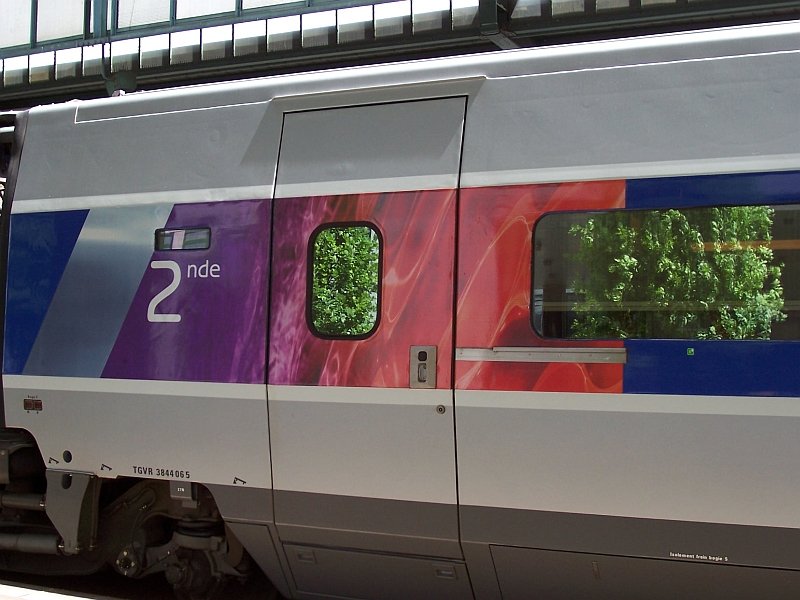 Designe des Zwischenwagens 2.Klasse TGV POS 4406 an der Tr, die knstlerische Gestaltung des Zuges innen und aussen ist nach meiner Meinung der SNCF sehr gut gelungen, ich kenne einige TGV-Typen, aber dieser ist der schnste. Aufgenommen am 27.05.2007.