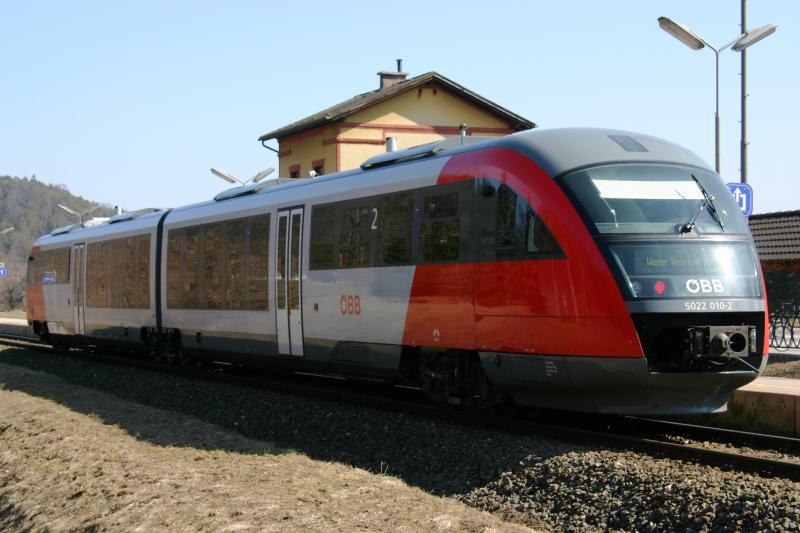 Desiro 5022 010-2 als Regionalzug von Aspang nach Wiener Neustadt beim Halt in Seebenstein. (19.3.2006)