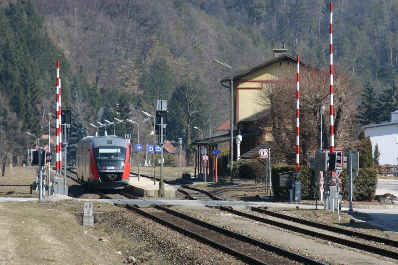 Desiro 5022 010-2 am 19.3.2006 im Bahnhof Seebenstein.