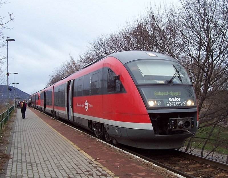 Desiro 6342 001-2 der MAV am 19.01.2007 auf der Fahrt von Eszergom nach Budapest Nyugati in der Haltestelle Budapest Aquincum fels, etwa einen Kilometer nach dieser Haltestelle fhrt der Zug ber die Donau, die an dieser Stelle schon recht breit ist.