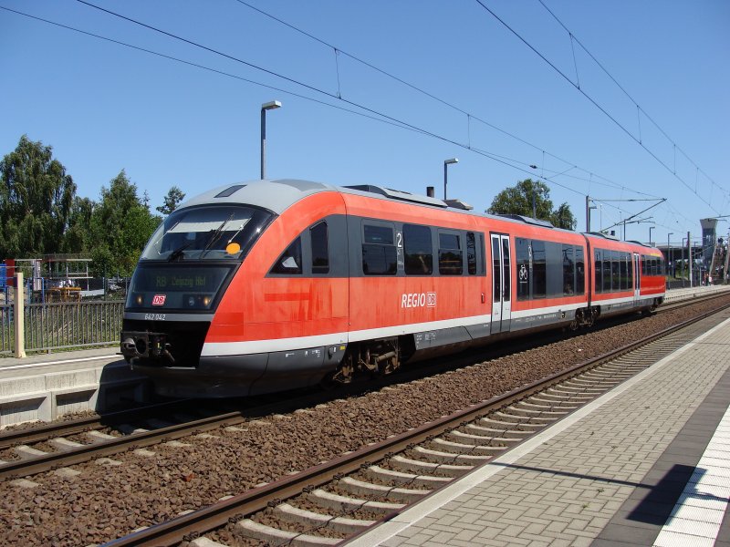 Desiro (642 042) mit etwas mitgenommener Lackierung als Regionalbahn nach Leipzig Hbf in Leipzig Engelsdorf. Fotografiert am 13.06.2009