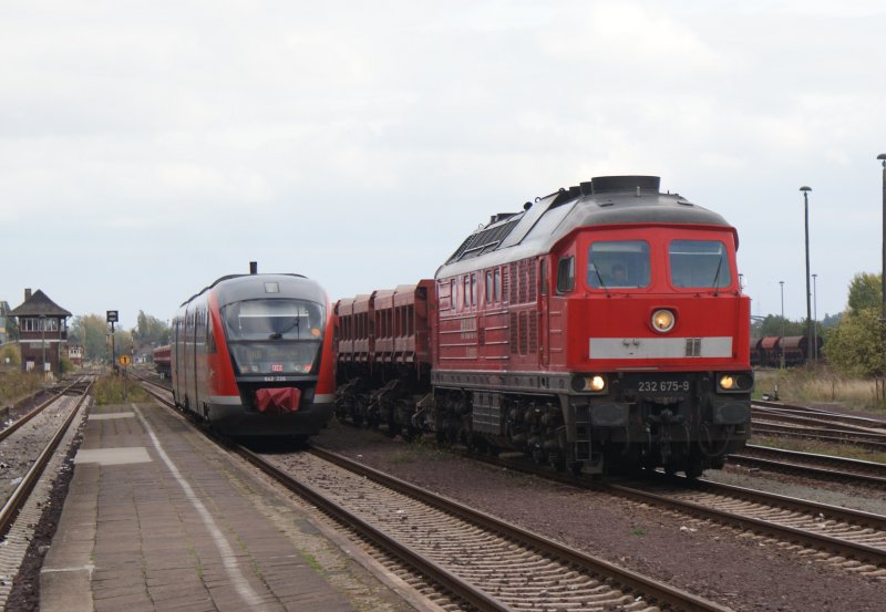 Desiro 642 226 mit dem RB 36418 kurz nachdem verlassen des Haldensleber Bahnhof in Richtung Magdeburg Hbf.Rechts daneben 232 675-9 mit unzhligen  Fans  am Haken musst noch warten.03.10.2009