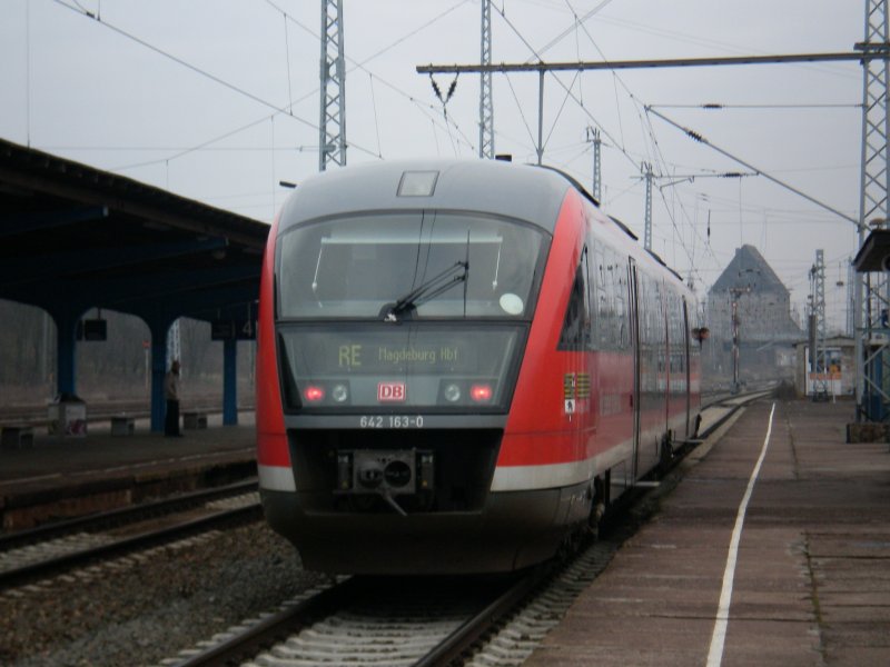 Desiro der BR VT 642 als RegionalExpress Erfurt Hbf-Magdeburg Hbf im Bahnhof Sangerhausen. Normalerweise sollte diese Linie in Doppeltraktion befahren werden, 29.01.2008