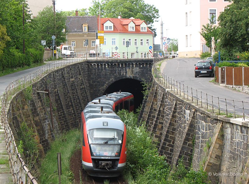 Desiro-Doppelpack 642 160 und 642 147 als RB 17413 von Dresden kommend bei Einfahrt in den Tunnel kurz vor Kamenz, 30.05.2007
