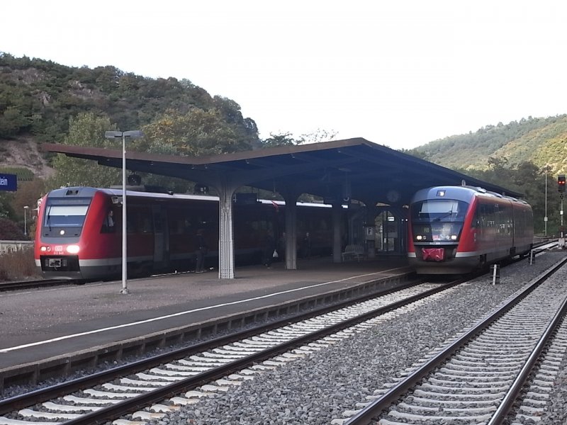 Desiro nach Kaiserslautern und 612 Regioswinger nach Saabrcken  in Bad Mnster am Stein. (Oktober 2009).