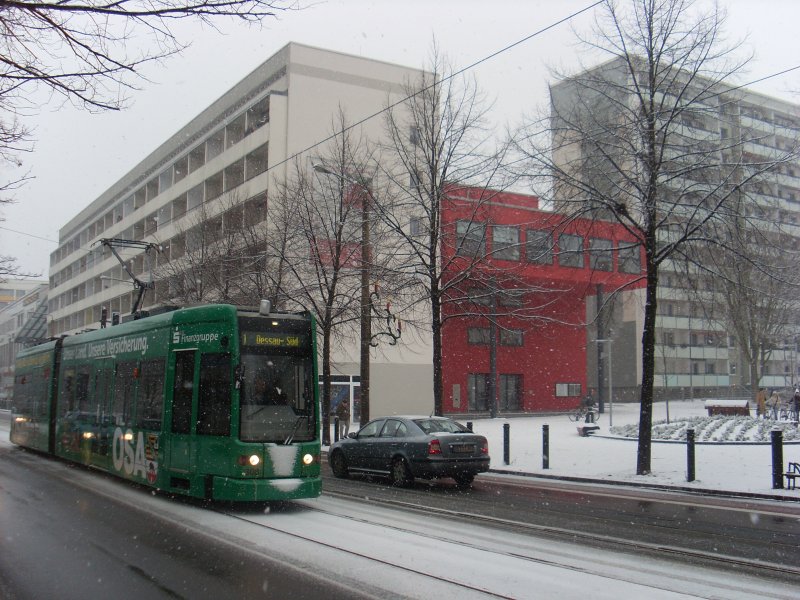 Dessau im Schnee - Am neuen  Alten Theater  rauscht NGT 308 am 02.01.2009 in Richtung Dessau-Sd.