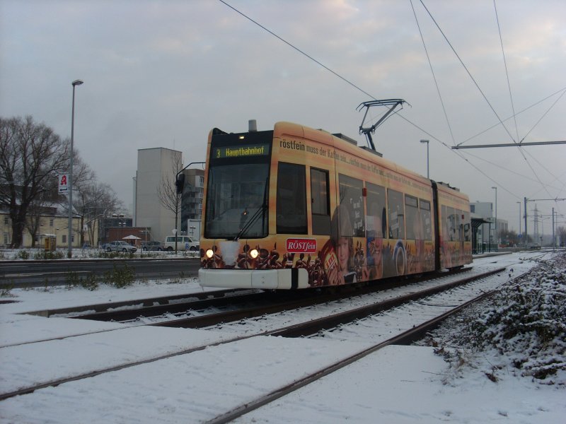 Dessau im Schnee - Rstfein-Bahn 307 verlsst am 02.01.2009 die Haltestelle Klinikum in Richtung Stadt.