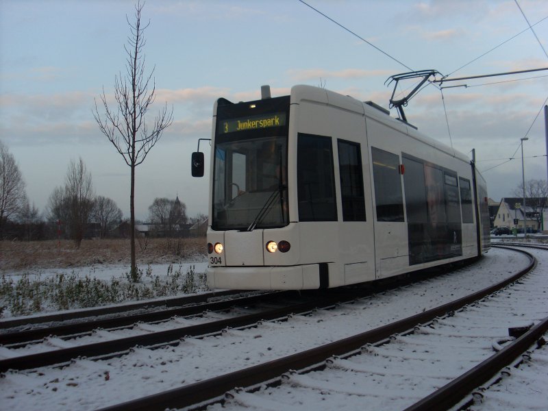 Dessau im Schnee - Stark in die Kurve geht es Richtung Haltestelle Zoberberg Mitte. NGT 304 am 02.01.2009.