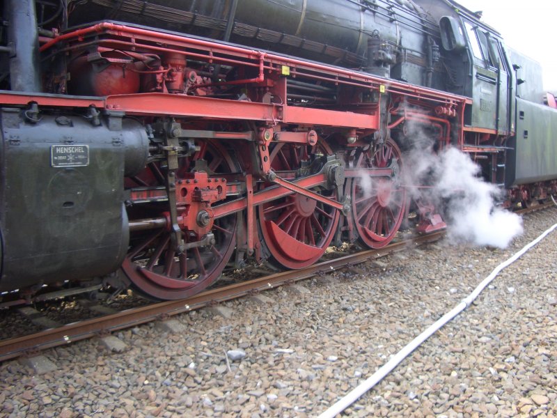 Detailansicht der 23 042 bei einem Stopp zum Wasserfassen in Arnsberg auf dem Weg nach Korbach. (aufgenommen: Mai 2006)