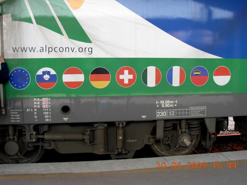 Detailansicht der Alpenkonventionslok: alle acht Staaten, welche einen Anteil an den Alpen haben, sind vertreten, ganz rechts sogar der Zwergstaat Monaco; aufgenommen am 10.4.2009.