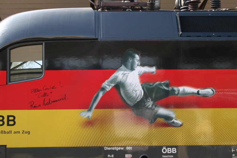 Detailansicht der EM-Lok Deutschland (1116 036)am 27.04.2008. Sehr gut zu sehen die Unterschrift des Taufpaten Reiner  Calli  Calmund unter dem Seitenfenster des F�hrerstandes.