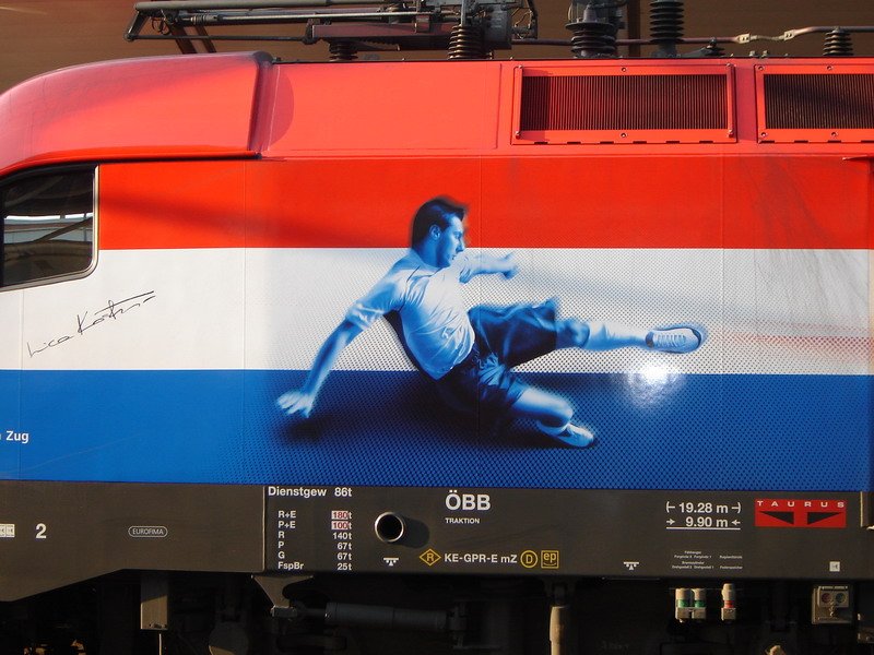 Detailansicht der EM-Lok Kroatien (Taurus 1116-108-0) vom 31.03.2008  beim Halt in Amstetten. Die Unterschrift von Taufpate Ivica Kostelic ist an der linken Seite gut lesbar.