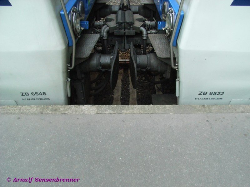 Detailansicht der Kupplung zweier  Triebzge der Reihe Z6400. Die beiden  Blauen von Saint-Lazare  stehen hier ihrem Name gerecht im Bahnhof Paris-St.Lazare.
26.06.2007