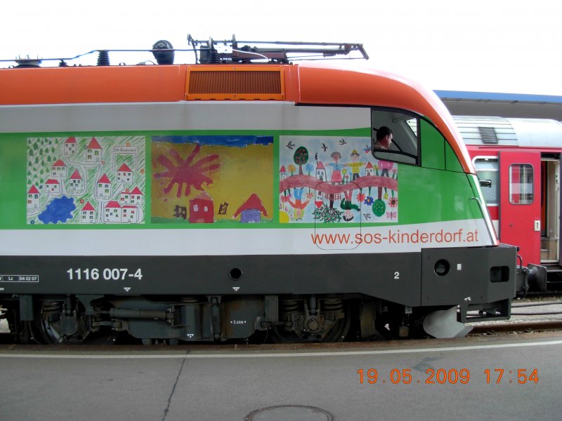 Detailansicht der nagelneuen SOS Kinderdorf-Lok. Ein wenig erinnert das Fahrzeug an die ehemalige Semmering-Lok, auf der gleichfalls Kinderzeichnungen zu sehen waren; Aufnahme vom 19.5.2009.