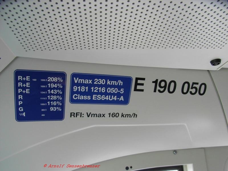 Detailansicht in der Rekordlok 1216 050: zugelassene regulre Vmax 230km/h, komplette Fahrzeugregisternummer 9181 1216 050-5, Siemens Class E64U4-A.
Die Lok hat auch eine Zulassung in Italien durch den italienischen Eisenbahninfrastrukturbetreiber RFI (Rete Ferroviaria Italia). Nach dessen Vorschriften trgt sie auch die Betriebsnummer E190 050 nach italienischem Schema und ist von RFI in Italien auch nur fr 160km/h zugelassen.

19.08.2007 Wegberg-Wildenrath (PCW)