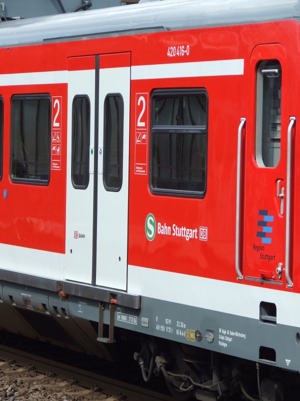 Detailansicht der Seite von ET 420 416 Plus am 21.08.2008 in Untertrkheim. Besonders und irgendwie interessant finde ich die Tr, die eigentlich ber den weissen Strich hinausragt und hier, nicht wie bei all den anderen ET 420, durchgnig weiss, sondern teilweise rot lackiert wurde.