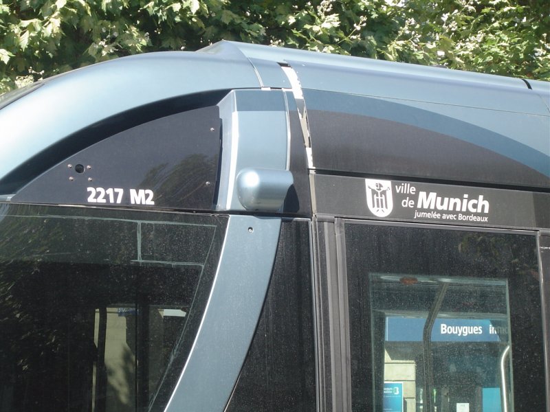 Detailansicht:An der Haltestelle der Linie A  Jardin Botanique  am 21.9.2007 die Alsthom  Citadis  2217 M2, die den Namen der Partnerstadt von Bordeaux trgt: Mnchen.