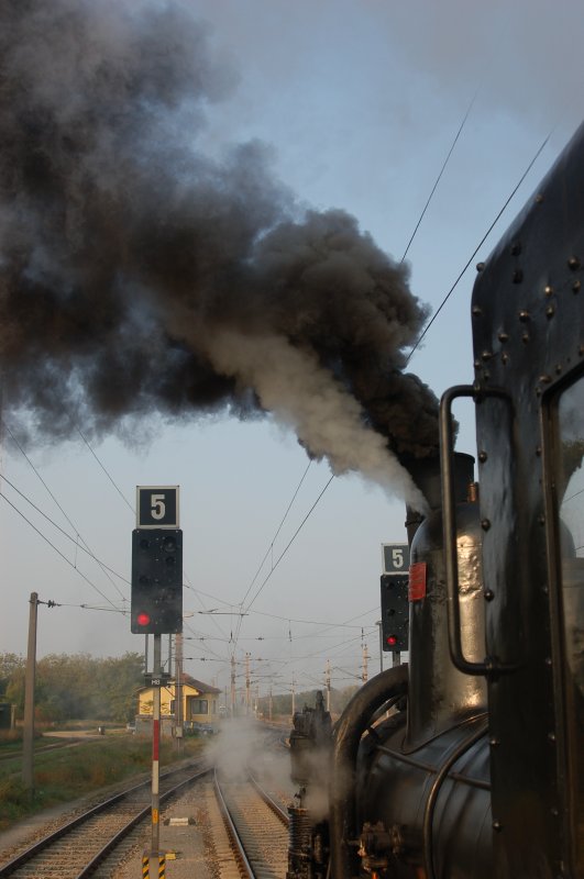 Detailaufnahme der 17c372 vor dem Ausfahrsignal des Bahnhof Strasshof. Sie macht sich auf dem Weg nach Korneuburg