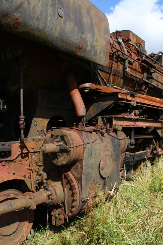 Detailaufnahme von 52 8102 am 12.09.09 im ehemaligen BW Falkenberg oberer Bahnhof. Das Einstrmrohr wurde ihr zu Heitzlokzeiten zugeschweit.