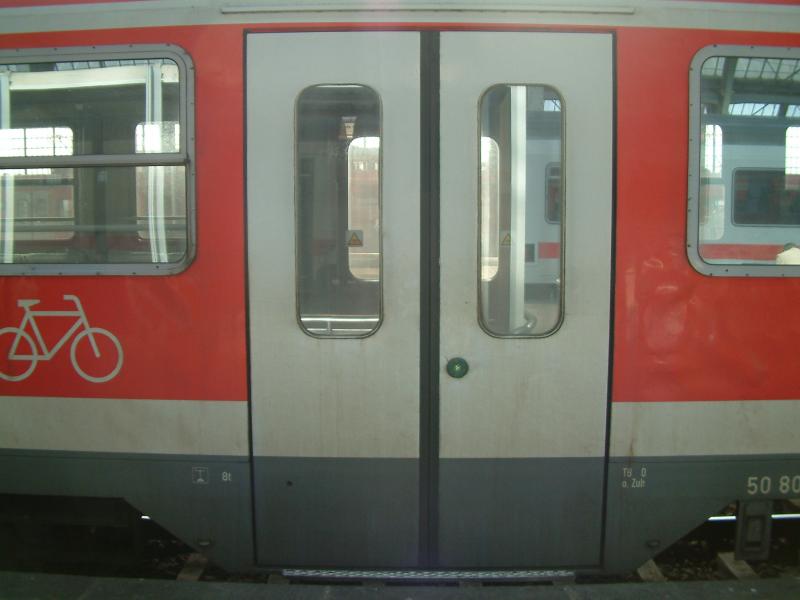 Detailaufnahme einer Buntling-Tr nach dem Umbau (24.3.05, Karlsruhe Hbf)