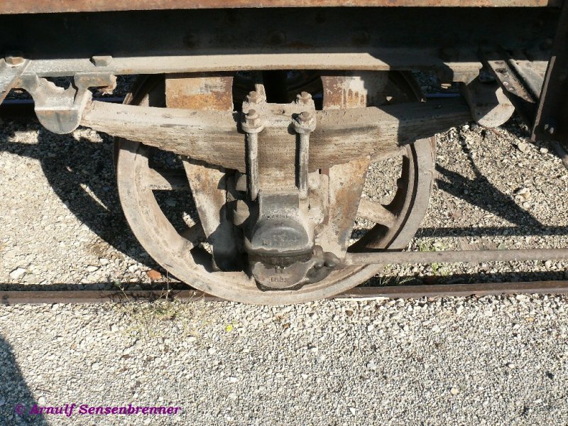Detailaufnahme des Fahrwerks des alten O-Wagens bei der RDT13. Es wirkt mit den geteilten Achslagern von 1898 und den Speichenrdern sehr archaisch. 
Arles-RDT13
12.09.2007