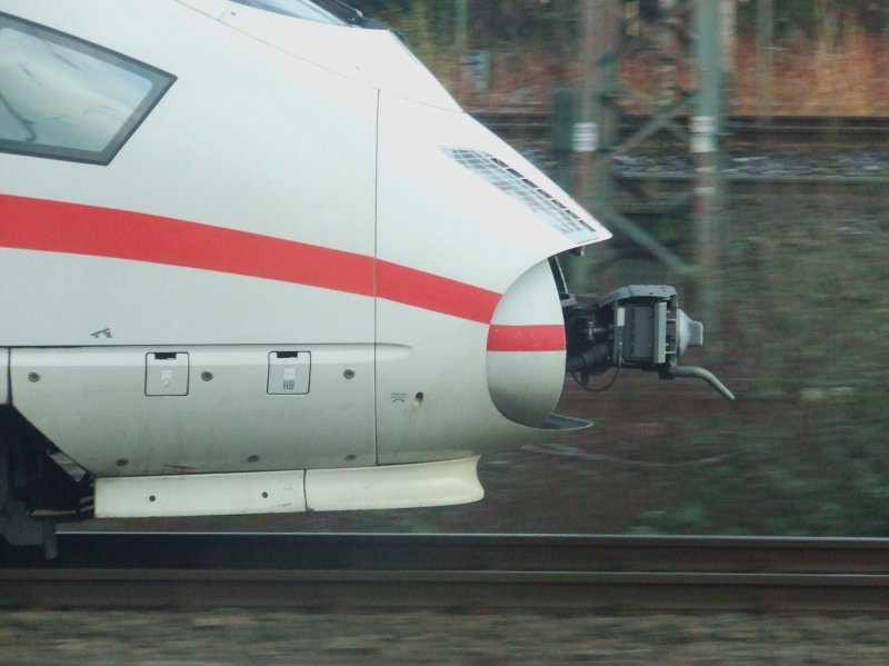 Detailaufnahme des ICE 3  Stuttgart  whrend einer Parallelfahrt kurz vor Essen Hbf am 02.01.2008