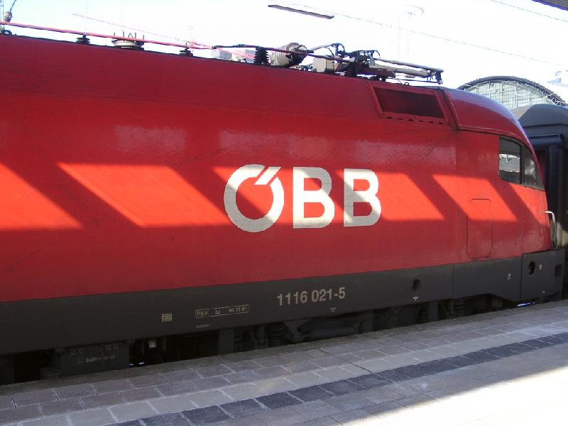 Detailaufnahme des neuen BB - Schriftzuges auf 1116 021-5 am 16.02.2003 in FFM Hbf vor EC Johannes Strau nach Wien