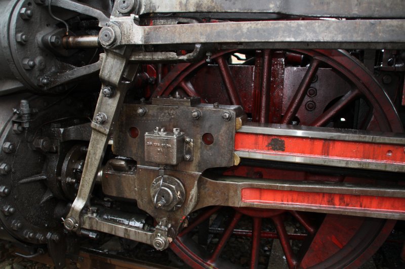Detailaufnahme des Treibwerkes von 58 311 im Bahnhof Schlettau. (14.03.09)