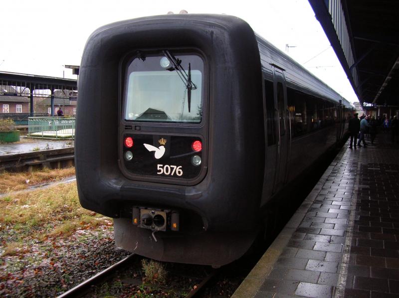 Detailaufnahme eines dnischen IC 3 ( Gumminase )in Bahnhof Flensburg. Besonders schn finde ich das Logo der Dnischen Staatsbahn :-).