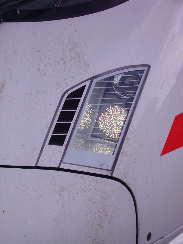 Detailaufnahme eines Scheinwerfers am ICE-T2. Hamburg-Altona, 30.06.07