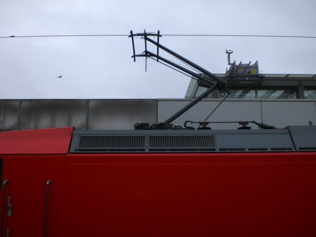 Detailaufnahme eines Stromabnehmers einer 146.1. in Hannover. 24.12.2008